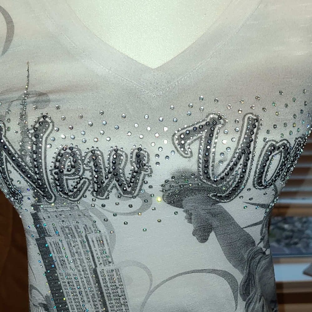NEW YORK V-neck t-shirt. Size Small